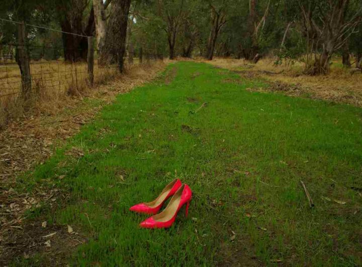 Delle scarpe rosse, simbolo della violenza contro le donne