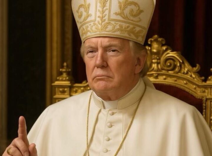 Donald Trump vestito da Papa