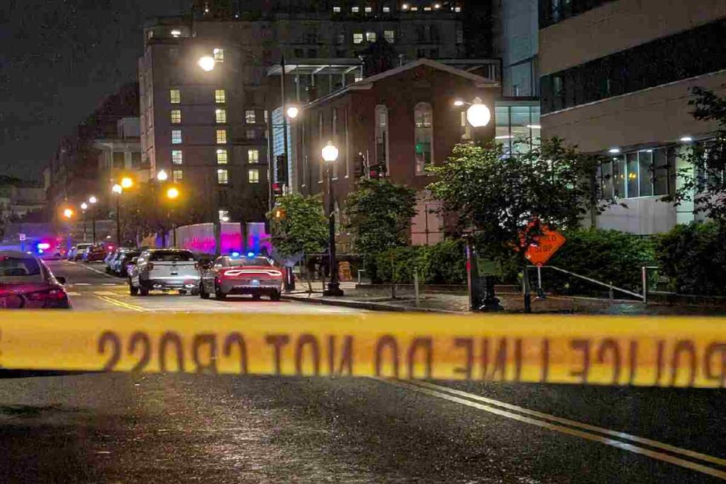 Le autorità indagano all'esterno del museo ebraico di Washington dopo l'attentato