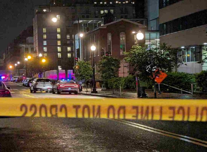 Le autorità indagano all'esterno del museo ebraico di Washington dopo l'attentato