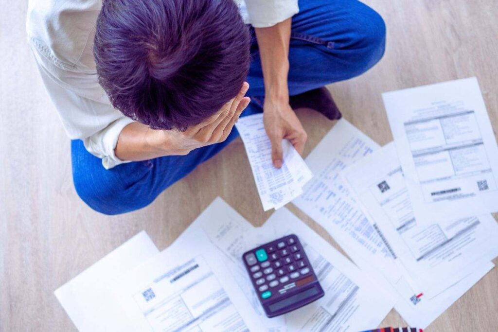 Persona disperata che legge documenti
