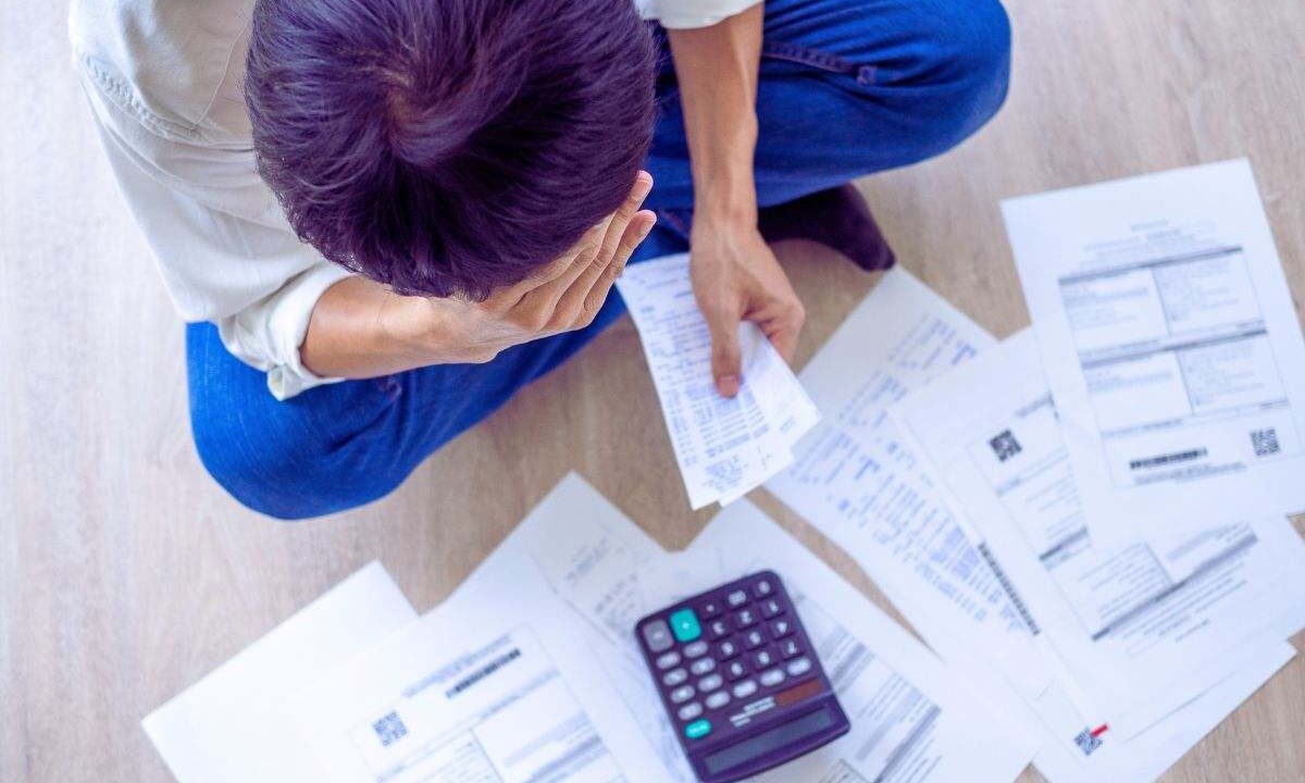 Persona disperata che legge documenti