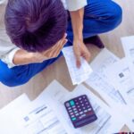Persona disperata che legge documenti